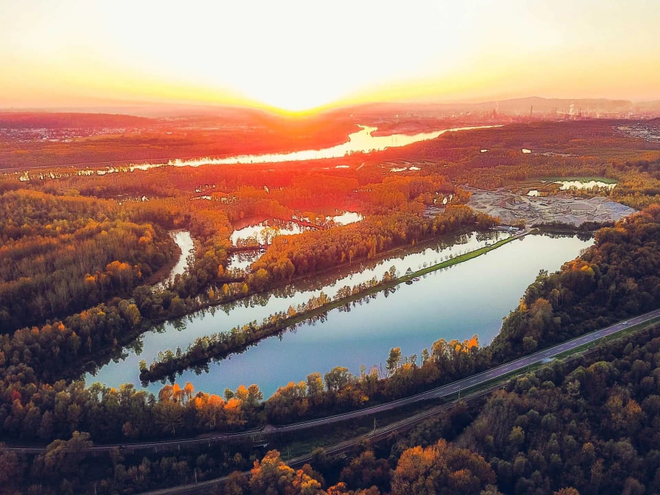 Luftaufnahme der Seenlandschaft bei Steyregg im Sonnenuntergang