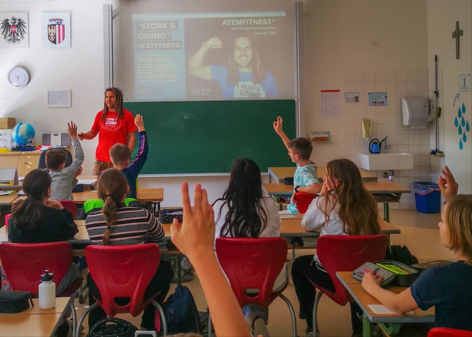 Daniel Fetz unterrichtet Kinder im Klassenzimmer