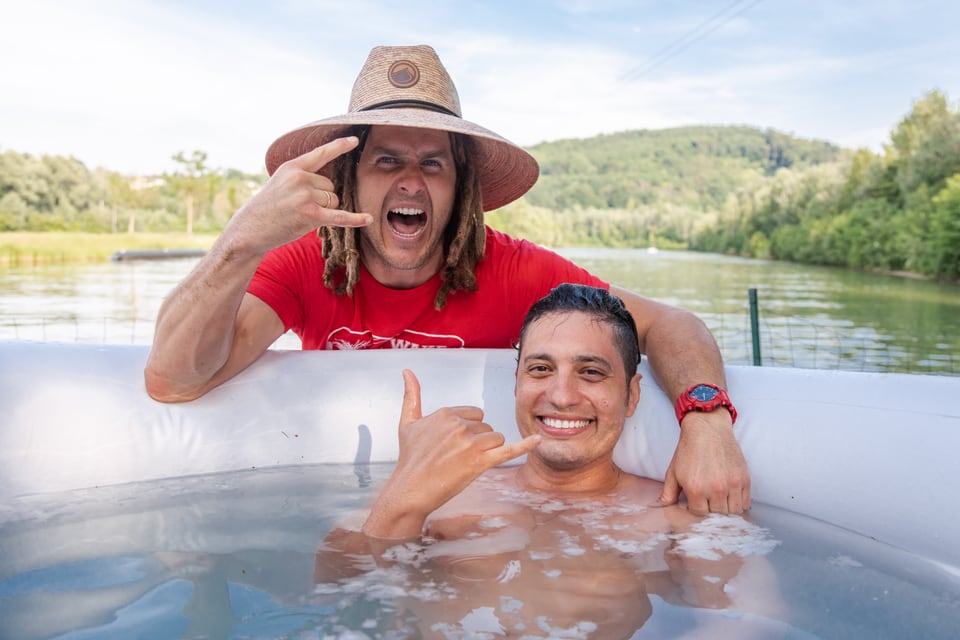 Fetzy und ein Teilnehmer feiern gemeinsam an einer Eistonne im Sommer