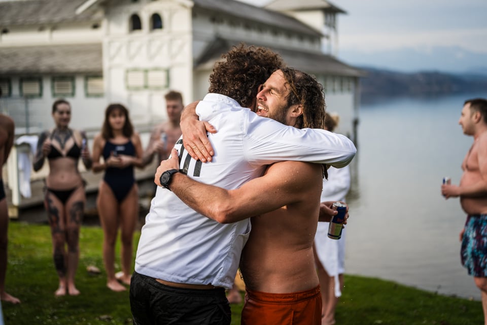 Daniel Fetz umarmt einen Teilnehmer nach dem gemeinsamen Eisbad am Wörthersee