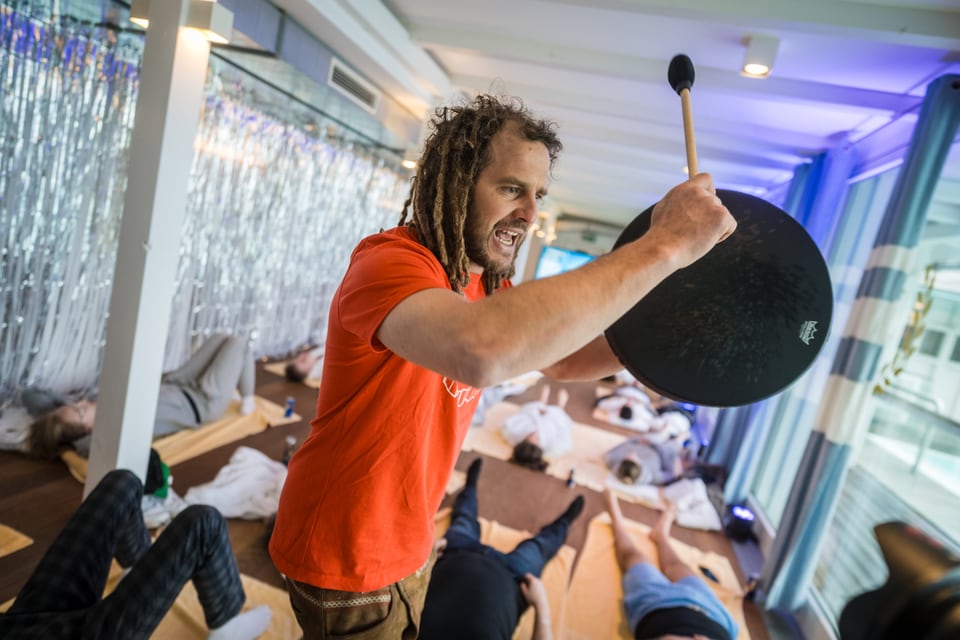 Daniel Fetz spielt während eines Workshops am Wörthersee einen Gong