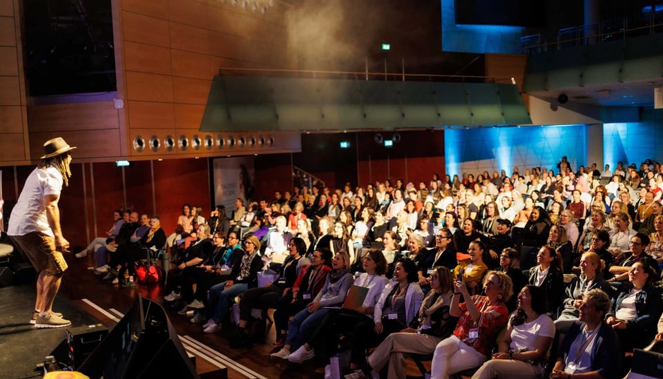 Großer Veranstaltungssaal während einer Keynote
