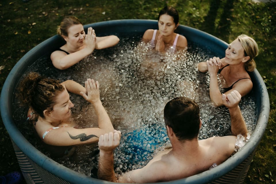 Gruppe erlebt gemeinsam ein Eisbad