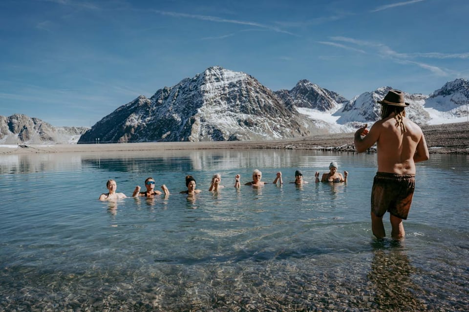 Daniel Fetz leitet eine Gruppe beim Eisbaden in einem Gletschersee an