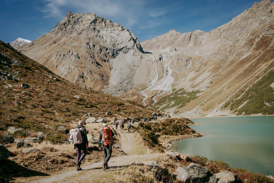 Retreatgruppe wandert am Rifflsee durch die Pitztaler Berglandschaft