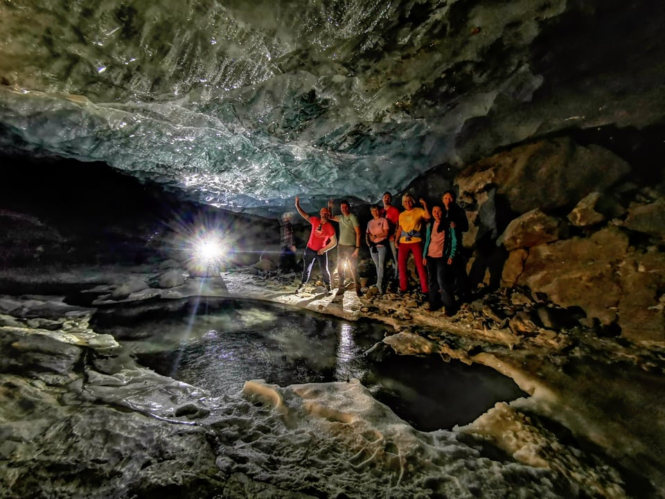 Retreatgruppe in einer Eishöhle unter einem Gletscher