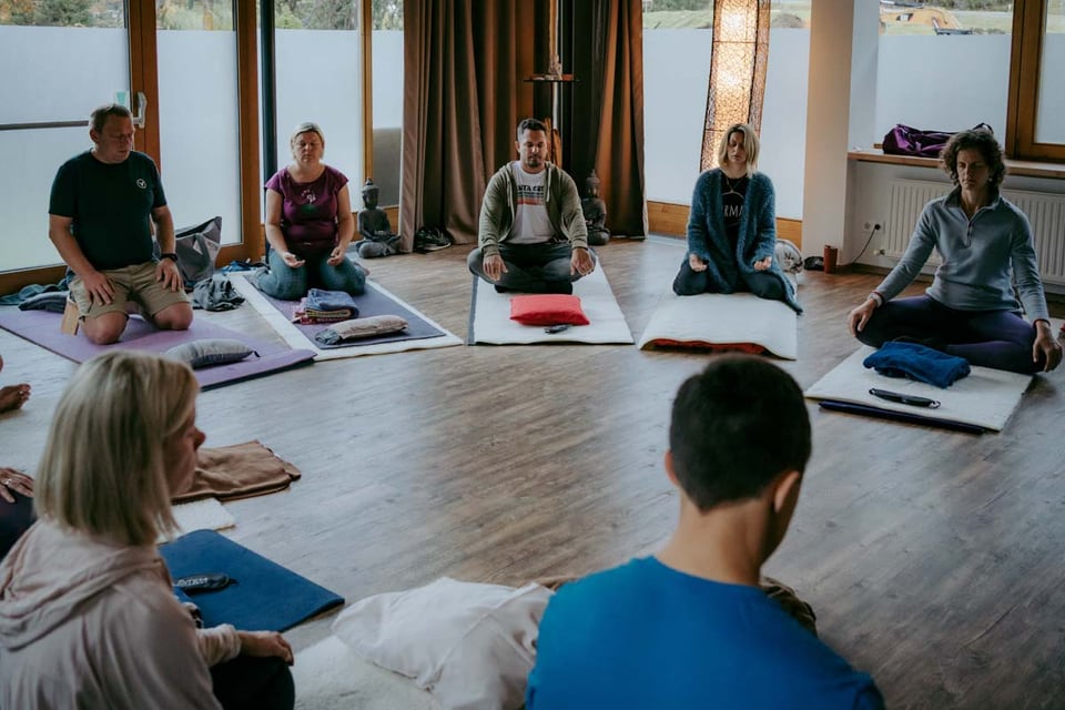 Retreatgruppe sitzt bei einer Atemeinheit im Kreis