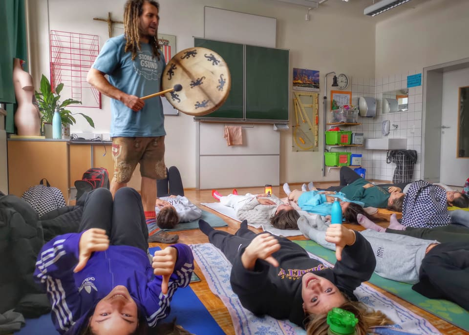Daniel Fetz begleitet Jugendliche bei einer Atemfitness Einheit im Klassenzimmer