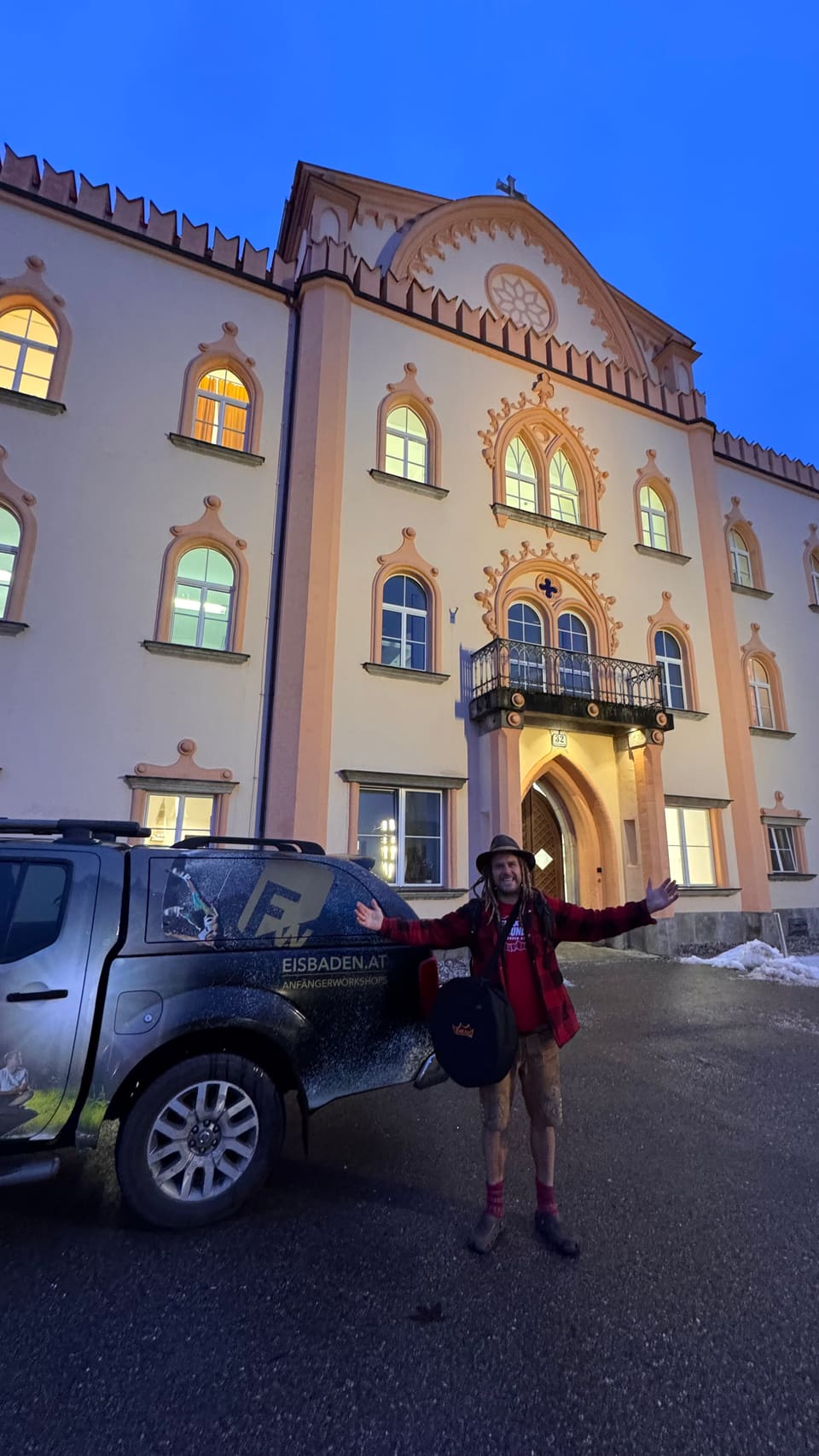 Daniel Fetz steht vor dem Hauptgebäude des Aloisianums in Linz