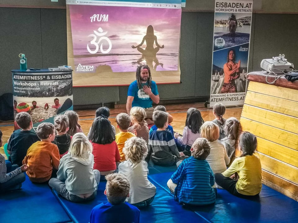 Daniel Fetz unterrichtet Kinder in einer Schulturnhalle