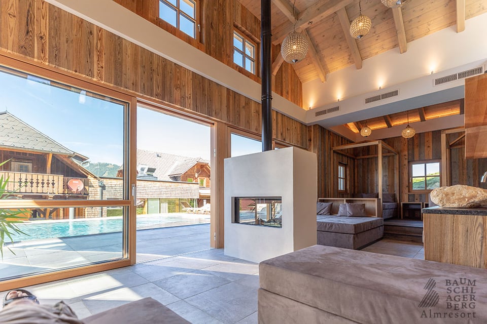 Großzügiger Wellnessbereich im Luxus-Bergchalet mit Pool und Kamin