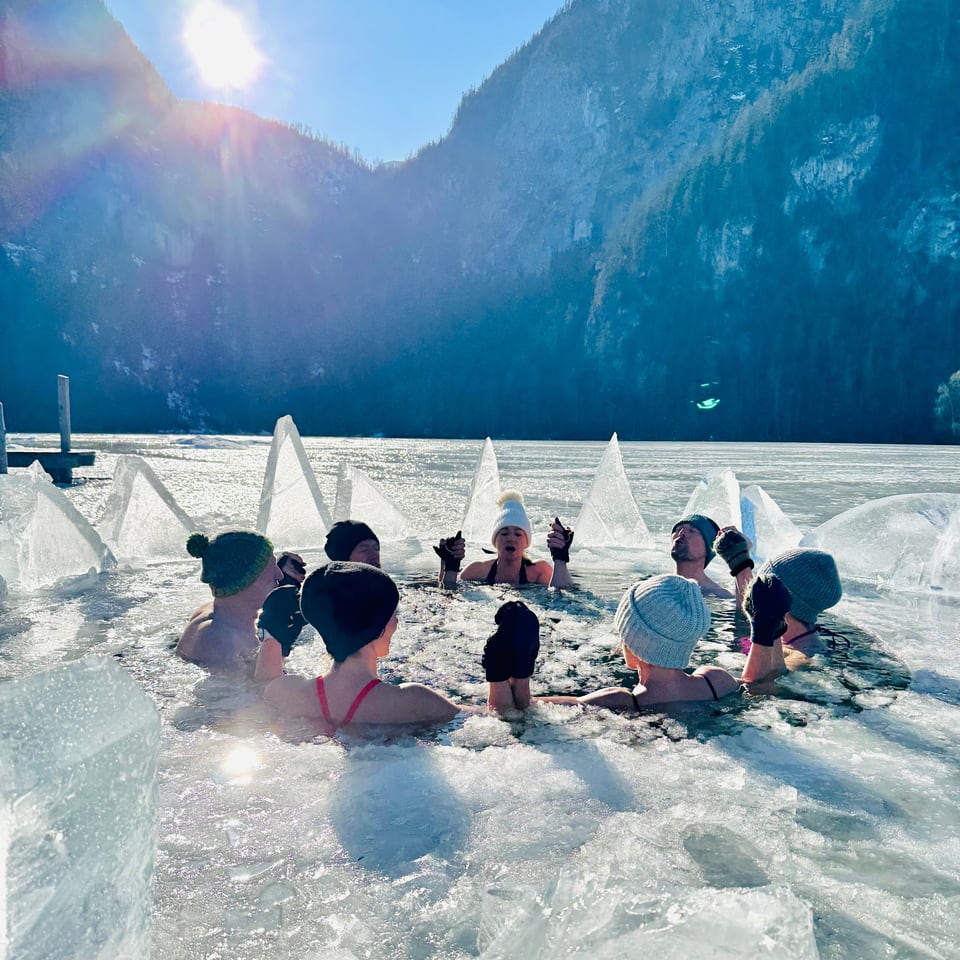 Retreatgruppe beim gemeinsamen Eisbad in einem aufgebrochenen Bergsee