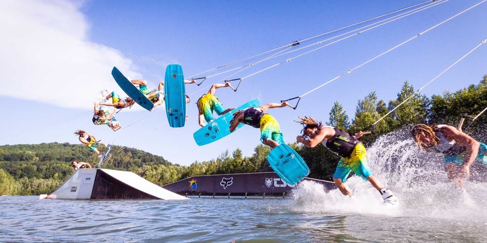 Mehrfachbelichtung eines Wakeboard-Sprungs von Daniel Fetzy Fetz über einen Kicker